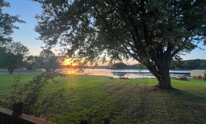 Linden Cabaña | Charming 3-bedroom cottage on the lake in lovely Linden with a beautiful view!