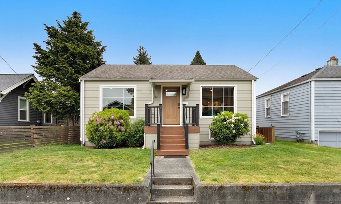 Loyal Heights Casa | Charming 3-bedroom Craftsman with AC + EV-Charger + very walkable in Ballard