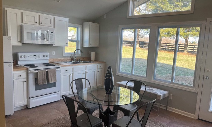 Paris Cabaña | Charming 3-bedroom detached cottage on horse farm near Lexington and Georgetown.