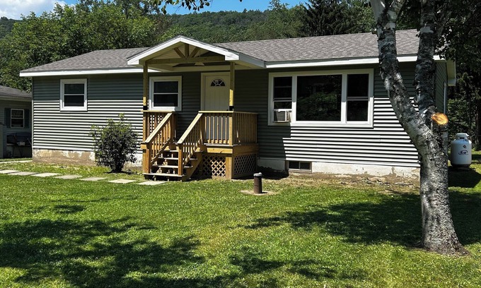Corning Casa | Charming 3-bedroom entire house in gorgeous Corning with WiFi
