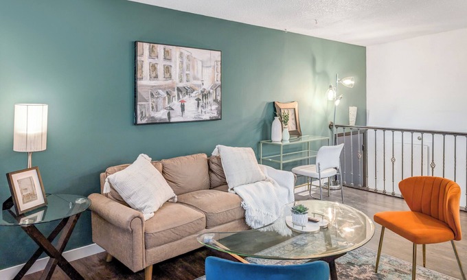 Sunnyside Casa | Charming 3-Bedroom Escape, Walk to the Bow River