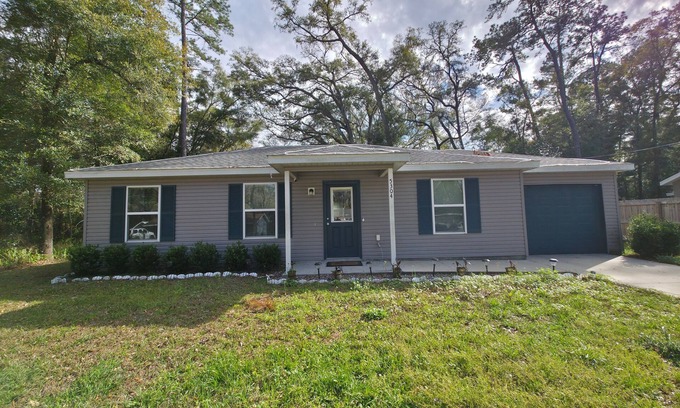 Fellowship Casa | Charming 3-bedroom estate in wonderful Ocala with WiFi, AC, TV, and Work space.