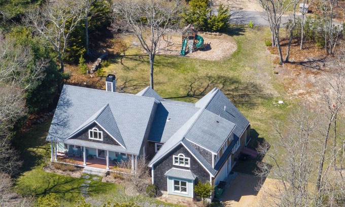 Tisbury Casa | Charming 3-bedroom family home with WiFi and AC in Vineyard Haven.
