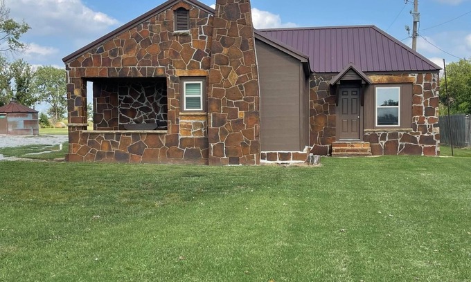 Dewey Casa | Charming 3-bedroom Family friendly house in pleasant Dewey, OK.