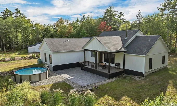 Lebanon Otro | Charming 3-bedroom Farmhouse in the Seacoast