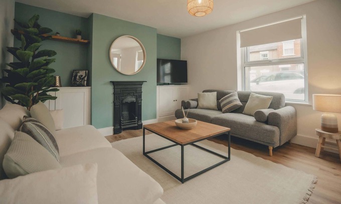 Old Trafford Casa | Charming 3 Bedroom Home with Garden in Banbury