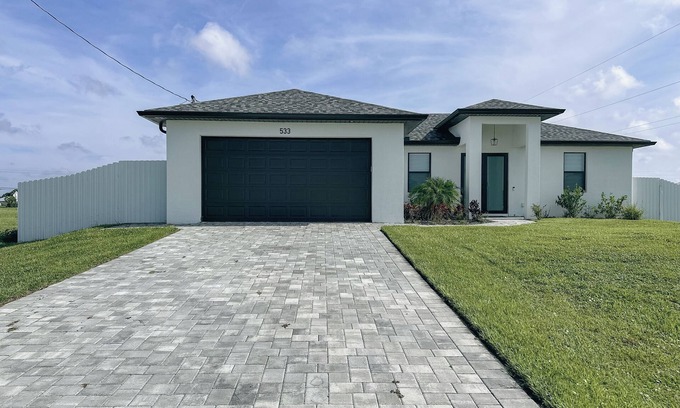 Diplomat Casa | Charming 3-bedroom house with AC and WiFi in Cape Coral