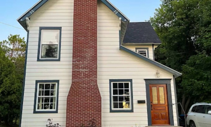 Gouverneur Casa | Charming 3-bedroom house in Gouverneur with private basketball court.
