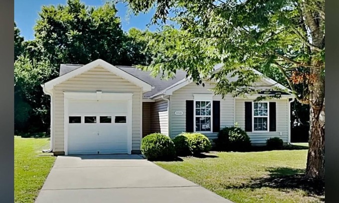 Greensboro Casa | Charming 3-bedroom house with AC, WiFi in Greensboro