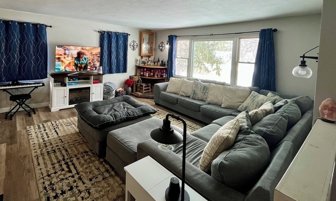 Janesville Casa | Charming 3-bedroom house with Hot Tub