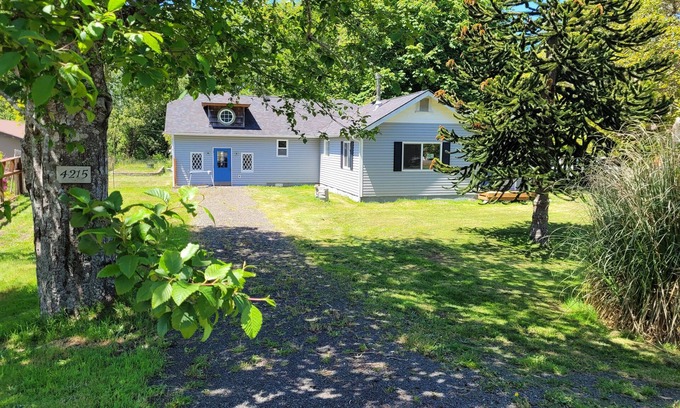 Long Beach Casa | Charming 3-bedroom house in Long Beach with WiFi, new appliances, BBQ, huge yard