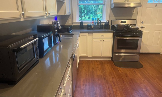 Perry North Casa | Charming 3-bedroom house in Pittsburgh with WiFi 10 Min to Stadiums 2 King Beds