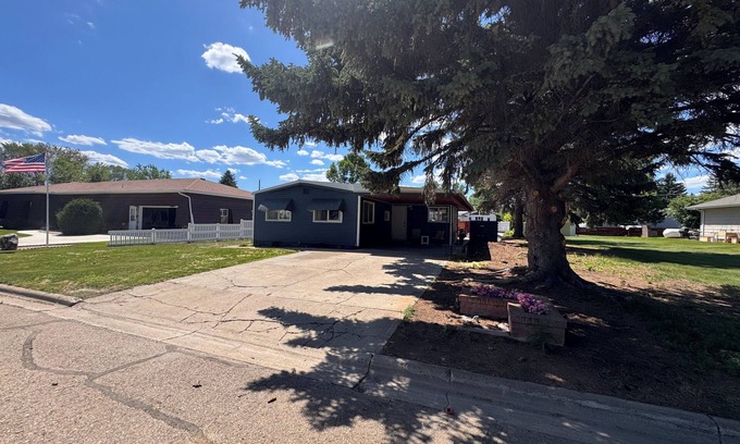 Plentywood Casa | Charming 3-bedroom house in Plentywood with game room and patio with BBQ.