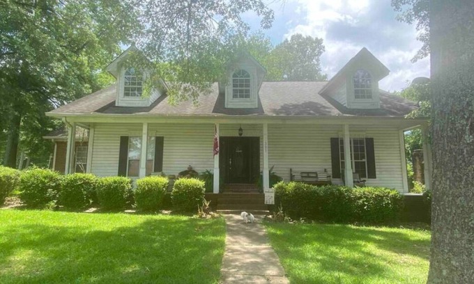 Starkville Casa | Charming 3-bedroom house centrally located in Starkville. Quiet neighborhood.