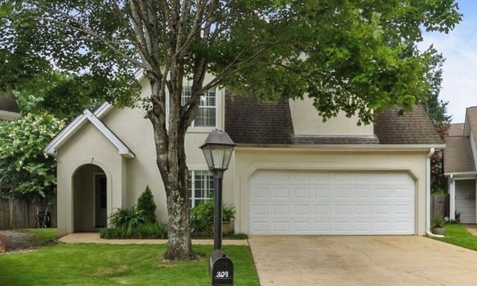 Tuscaloosa Casa | Charming 3 Bedroom House Just Minutes Away From Campus - Includes Parking Pass