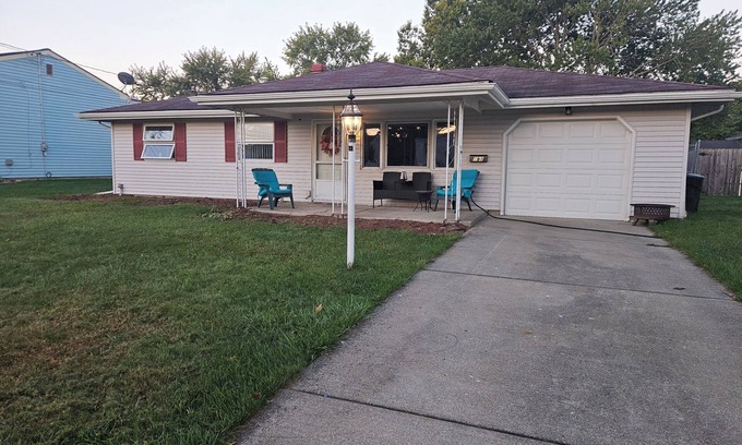 Austintown Casa | Charming 3-bedroom house in Austintown. Great location. Clean &freshly painted.