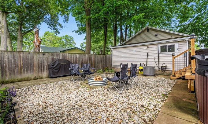 Crystal Beach Casa | Charming 3-Bedroom House with WiFi, AC & Hot Tub in Brilliant Crystal Beach