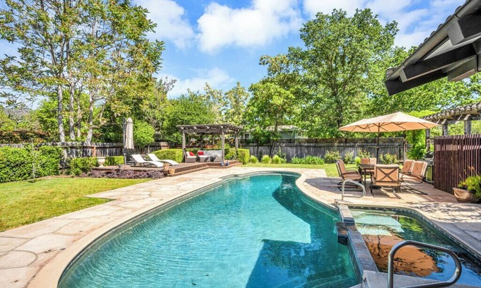 Calistoga Casa | Charming 3-bedroom house in beautiful Calistoga with AC, WiFi, Pool & Hot Tub