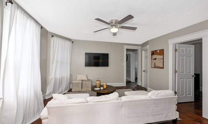 Tremont Casa | Charming 3-bedroom house in Cleveland with WiFi and AC