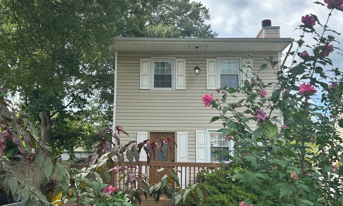 Edgewater Casa | Charming 3-bedroom house with AC, WiFi in tranquil Edgewater on the bay .