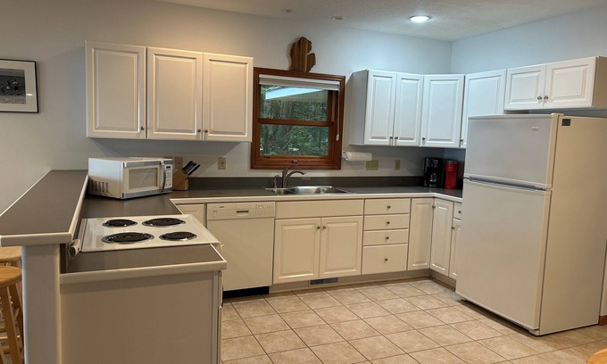Ellsworth Casa | Charming 3-bedroom house with AC and WiFi and private access to Lake Michigan!