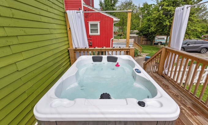 Frankfort Casa | Charming 3-bedroom house downtown Frankfort/ king beds