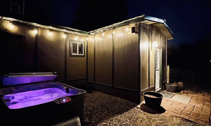 Manhattan Casa | Charming 3-bedroom house with hot tub in serene Manhattan