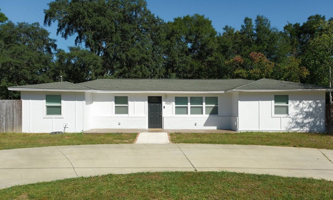 Northeast Pensacola Casa | Charming 3-bedroom house with AC and WiFi in cool Pensacola