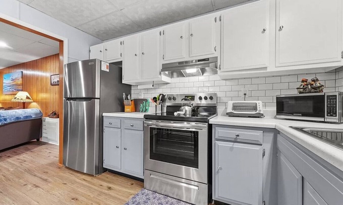 Higgins Lake Casa | Charming 3-bedroom house with AC, WiFi, 🏓Ping-Pong, Foosball,🔥Firepit,🍔 Grill