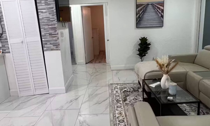 West Park Casa | Charming 3-bedroom house in lovely West Park with WiFi, AC, big backyard, tv