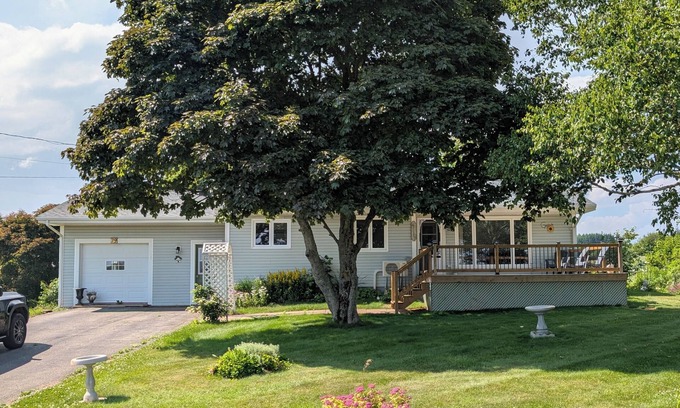 Hampton Casa | Charming 3-bedroom Home w/ WiFi, AC in Adorable Hampton-Victoria by the Sea