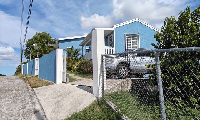 St. John's Casa | Charming 3-bedroom house with a view of St Johns harbor, AC, WiFi, and parking