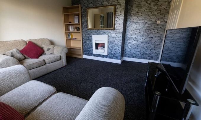 Thornaby On Tees Casa | Charming 3-bedroom house with WiFi and free parking within compound in Thornaby