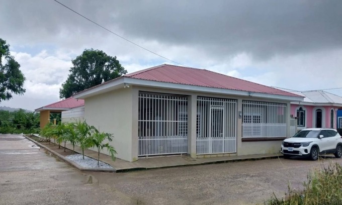 Sector 3 Casa | Charming 3-bedroom house with AC, WiFi in enchanting La Ceiba