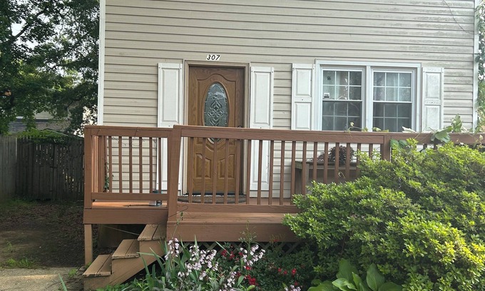 Edgewater Casa | Charming 3-bedroom house with AC, WiFi in tranquil Edgewater on the bay .