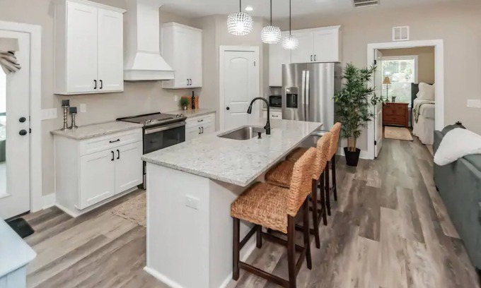 Jennings Casa | Charming 3-bedroom house with WiFi, fitness room on Gated property