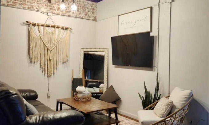 Mannford Casa | Charming 3-bedroom house with Wifi, soaker tub, rain shower, far infrared sauna