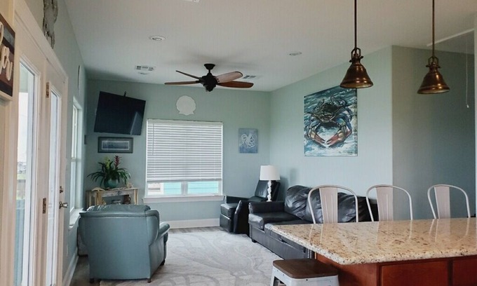 Cameron Parish Casa | Charming 3-bedroom house located in Constance Beach steps away from the shore
