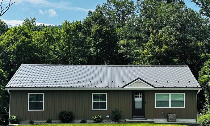 Dauphin Casa | Charming 3-bedroom house on Stony Creek