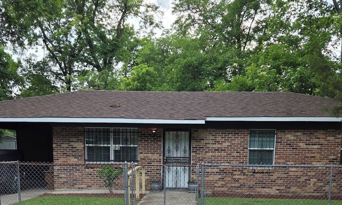 Dermott Casa | Charming 3-bedroom house in Dermott with plenty of yard for family activities.