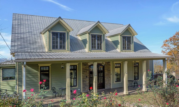 Mentone Casa | Charming 3-bedroom house, breathtaking views, Hot Tub, W/D Game Room