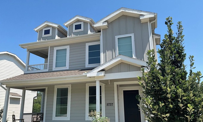 Raytown Casa | Charming 3-bedroom house 5 minutes from stadiums with balcony and garage