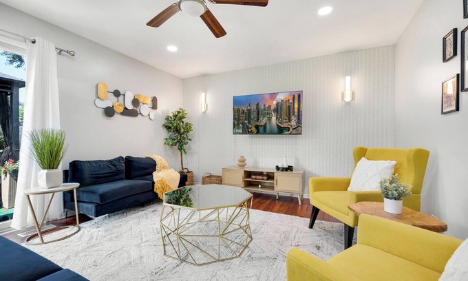 Roselle Casa | Charming 3-bedroom house in Roselle with Game room & fitness room