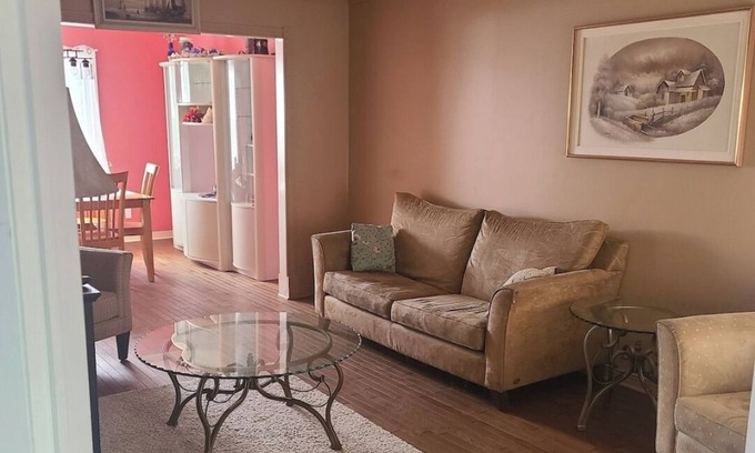 Orleans Village - Chateauneuf Casa | Charming 3-bedroom house with AC, WiFi in fabulous Ottawa
