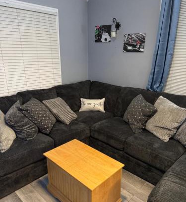 Toledo Casa | Charming 3-bedroom house next to Hollywood Casino! 1 minute from Interstate 75