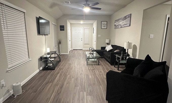 Iowa Colony Casa | Charming 3-bedroom house in marvelous Arcola with AC, WiFi