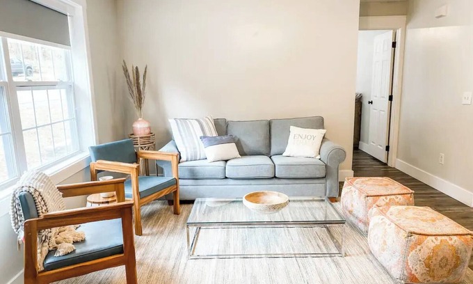 Canton Casa | Charming 3-bedroom house on a serene creek in delightful Canton