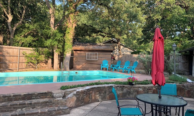 Denton Casa | Charming 3-bedroom house with pool in Denton