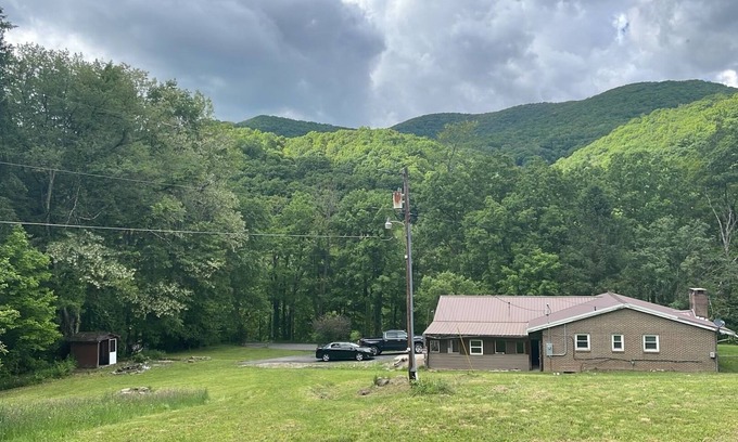 Elkins Casa | Charming 3-bedroom house with WiFi, AC lovely Elkins,Trout fishing Shavers Fork