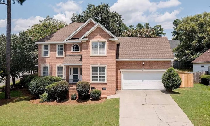Evans Casa | Charming 3-bedroom house with pool, jacuzzi bathtub, and WiFi for Masters rental